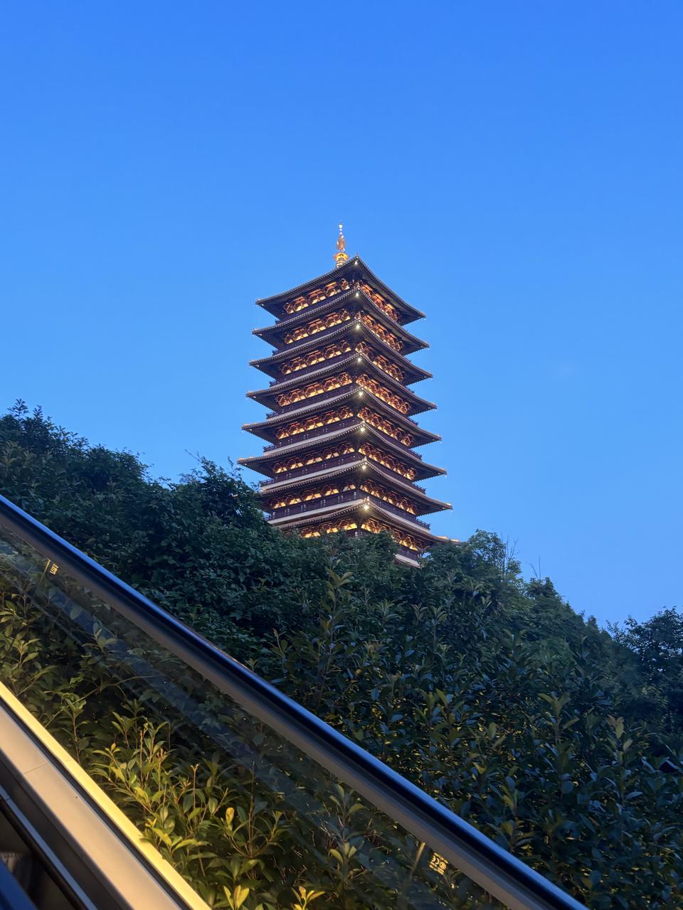蓝时塔影